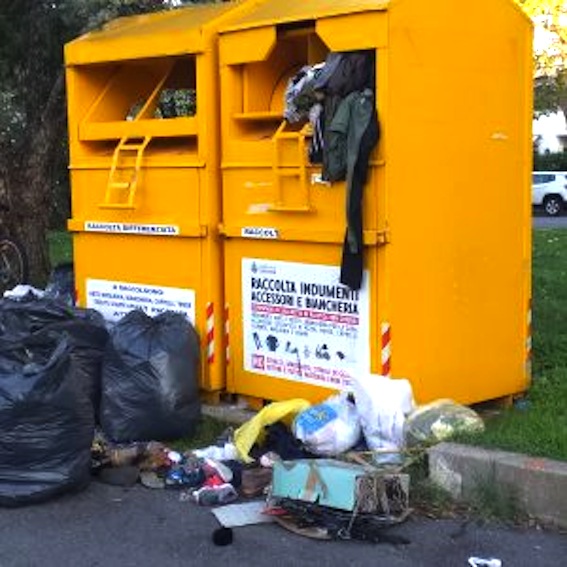Lettera aperta di un cittadino di Cerveteri: “Problema rifiuti, cosa c’entra togliere i raccoglitori dei vestiti usati e dell’olio esausto?”