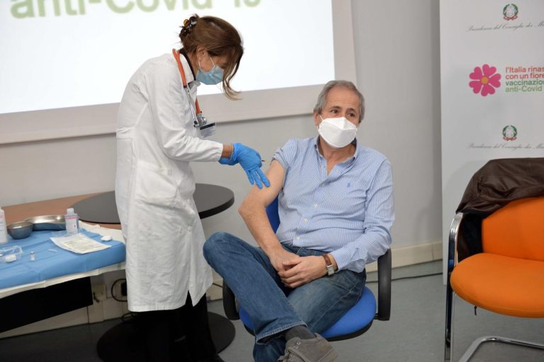 Coronavirus, parla il virologo Crisanti: “Le zone rosse funzionano meglio di quelle gialle”