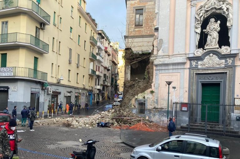 Napoli, crollo nella facciata della Chiesa di Santa Maria del Rosario