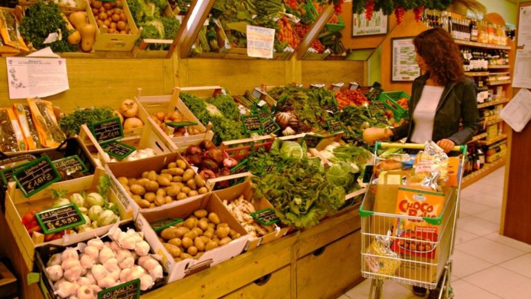 Consumi, allarme di Confcommercio: a dicembre pesante flessione dell’11%