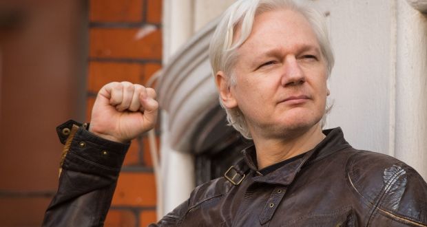 L’Ecuador revoca la cittadinanza per Julian Assange, il fondatore di Wikileaks