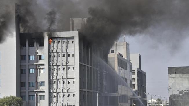 India, incendio nel campus di Pune dove si produce il vaccino AstraZeneca: cinque morti