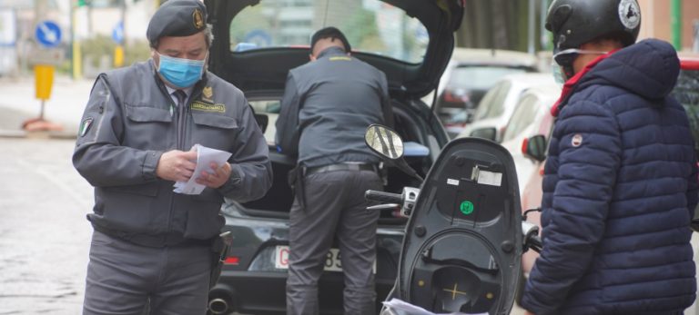 Decreto Covid: Zona arancione oggi e domani, regole e misure più rigide in tutta Italia per spostamenti, bar, ristoranti nel weekend del 9 e del 10 gennaio