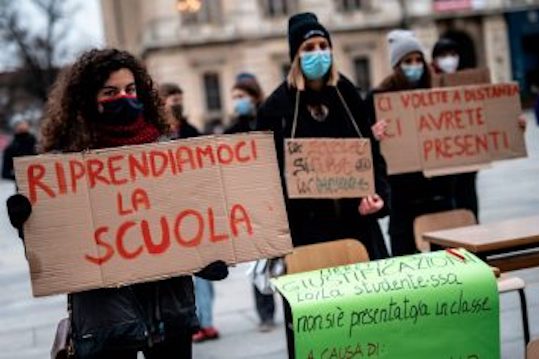 Lezioni all’aperto davanti agli istituti superiori chiusi e assemblee nei parchi, mobilitazione a Roma