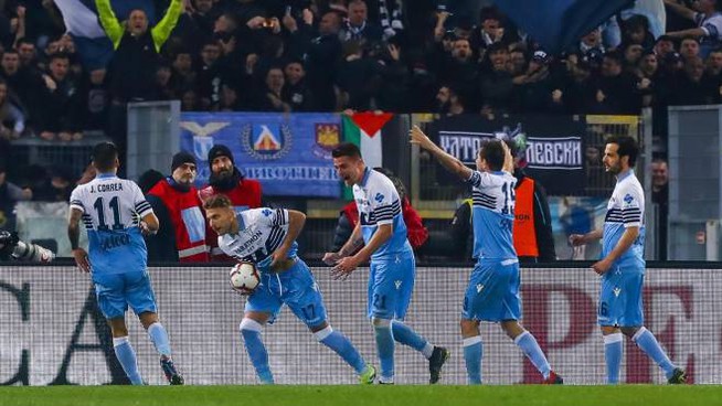 Calcio, la Lazio domina il derby e travolge i giallorossi 3 a 0