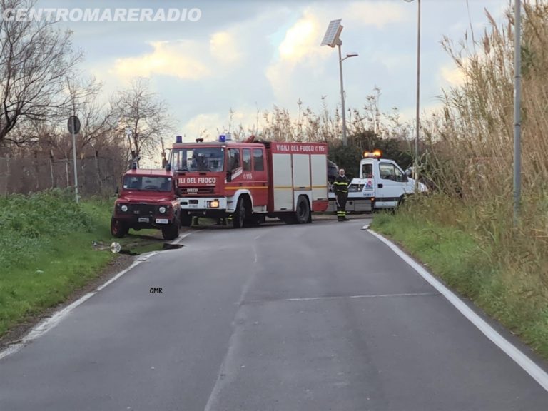 Via Fontana Morella: finisce fuori strada alla curva di Torre Flavia
