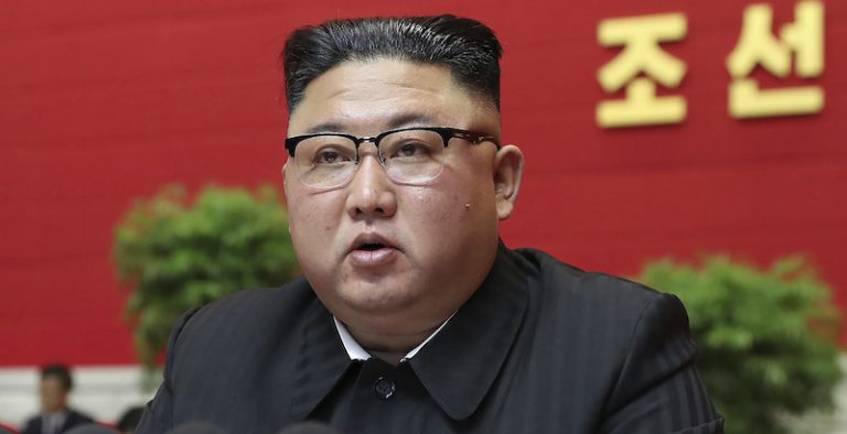 Il leader nordcoreano Kim Jong Un ha dichiarato solennemente la vittoria sul Covid