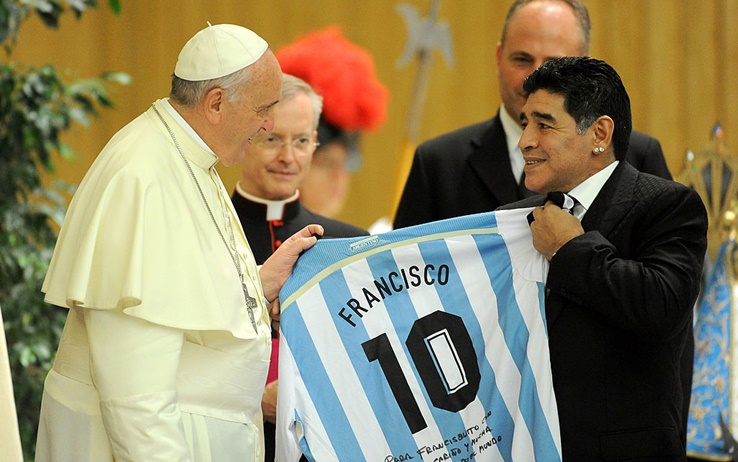 Papa Francesco ricorda il suo connazionale Maradona: “In campo è stato un poeta ma era anche un uomo fragile”