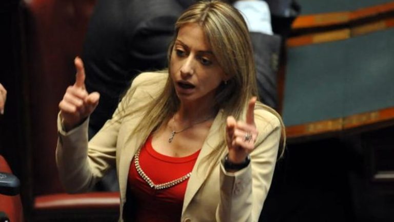 Forza Italia nel caos, dopo la defezione di Renata Polverini scoppia il “caso” della ex fedelissima del Cav, Maria Rosaria Rossi