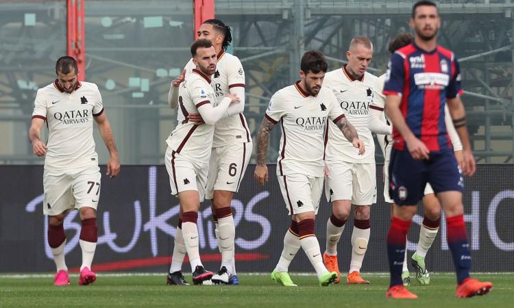 Calcio, con la vittoria sul Crotone la Roma consolida il terzo posto in campionato