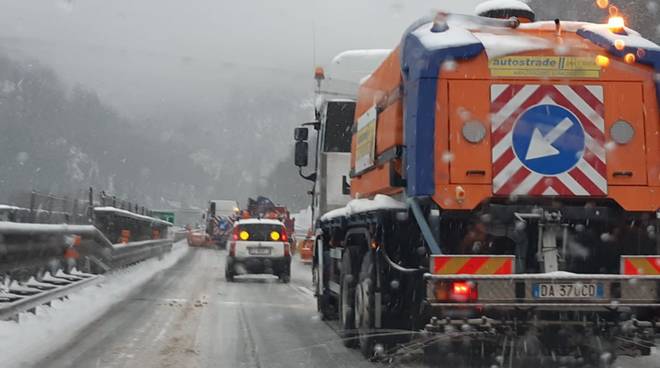 Maltempo, in Liguria blocco dei mezzi pesanti sulla A26 e sulla A7