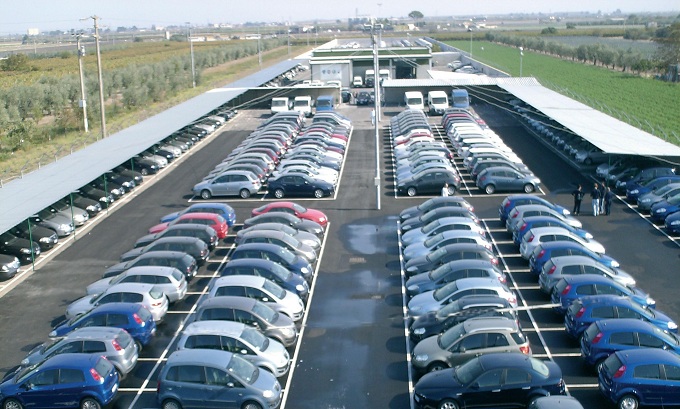 Effetto Covid, crollo delle vendite di automobili in italia: nel 2020 flessione del 27,9%