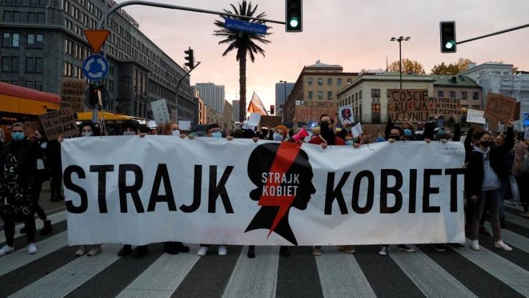 Polonia, donne in piazza contro la decisione del governo di proibire l’aborto