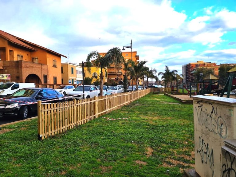 Ladispoli: Parco via Ancona, montata la recinzione a protezione dell’area giochi dei bambini