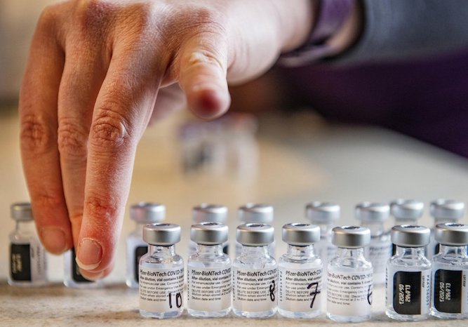Coronavirus, Pfizer e Biontech indagano per capire le cause dei 23 decessi in Norvegia dopo le vaccinazioni