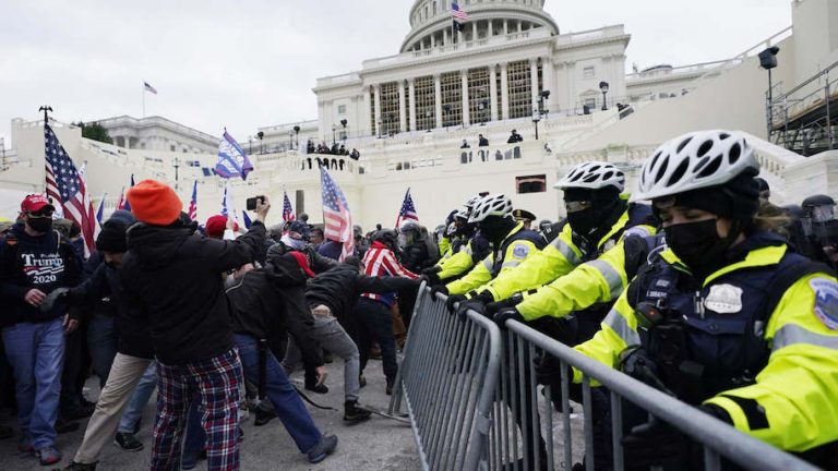 Usa, il presidente uscente Trump ammette la sconfitta. Morto un agente di polizia dopo l’attacco al Campidoglio del 6 gennaio