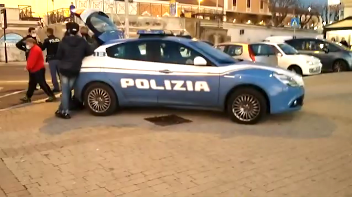 Non rispetta le regole anti-Covid: la Polizia chiude un locale in centro a Civitavecchia