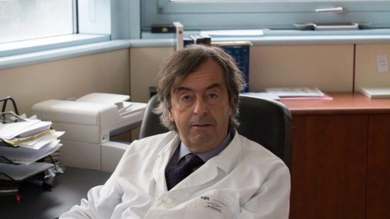 Coronavirus, l’ottimismo del virologo Burioni: “I vaccinati sono protetti e la loro estate 2021 sarà molto diversa da quella dei non vaccinati”