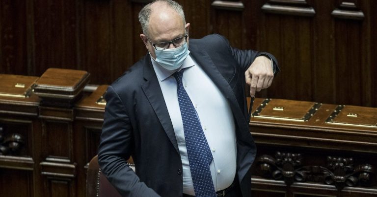 Blocco dei licenziamenti, parla il ministro Gualtieri: ”Dovremo fare una proroga generale e quella successiva sarà limitata ai settori più in difficoltà”