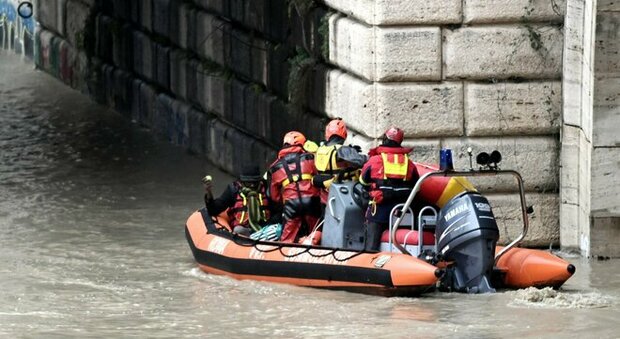 Tevere in piena, i vigili del fuoco salvano un clochard bloccato sugli argini all’altezza di Ponte Palatino