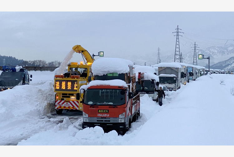 Giappone, una tempesta di neve provoca un maxi incidente stadale con 130 automobili: un morto e 10 feriti