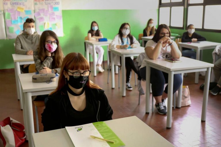 Coronavirus, in Lombardia gli studenti delle superiori tornano in classe