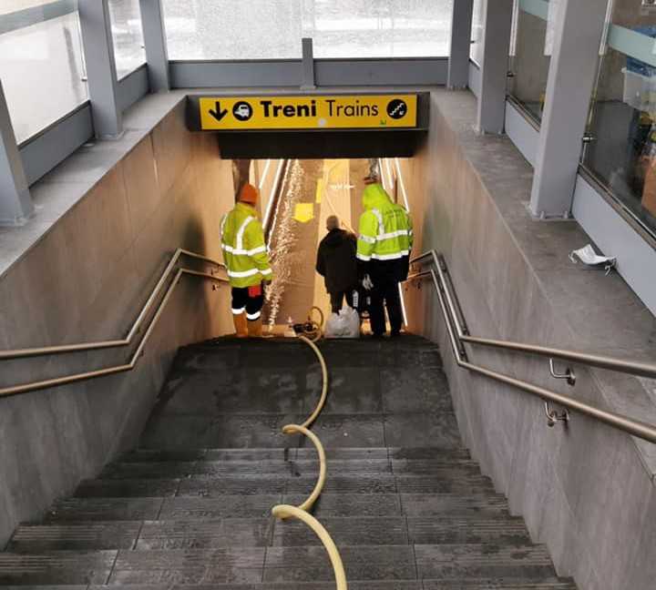 Allagato il sottopassaggio ferroviario della stazione di Ladispoli: intervento de La Fenice