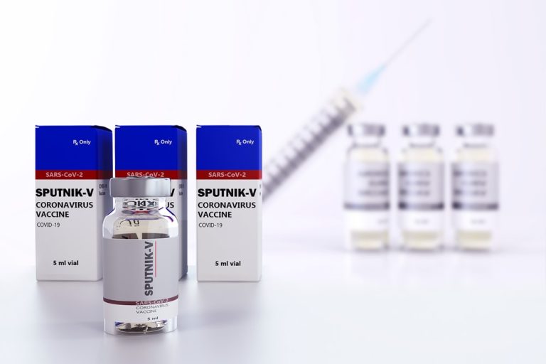 Coronavirus, la proposta del virologo Matteo Bassetti: “Il vaccino russo Sputnik V come alternativa”
