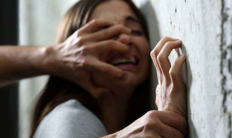 Orrore a Caserta: 22enne segregata in casa, picchiata con un bastone e violentata, a turno e in gruppo da tre aguzzini che hanno filmato gli abusi: tre in manette