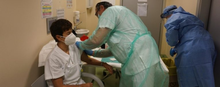 Coronavirus, i vaccinati in Italia sono quasi 980mila
