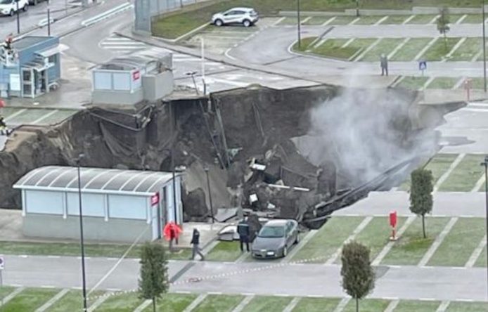 Napoli, si è aperta un’enorme voragine profonda venti metri davanti l’ospedale del Mare