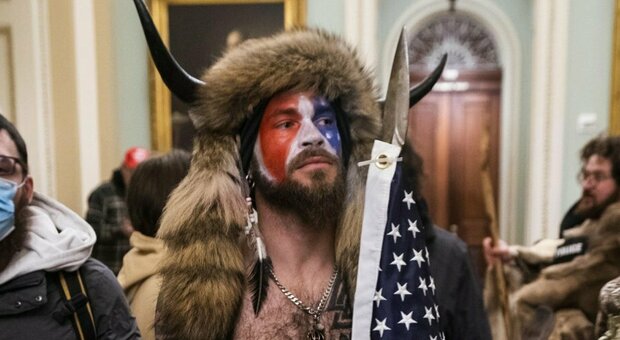 Usa, Jake Angeli (in carcere per l’assalto al Campidoglio) ha chiesto la grazia al presidente Trump