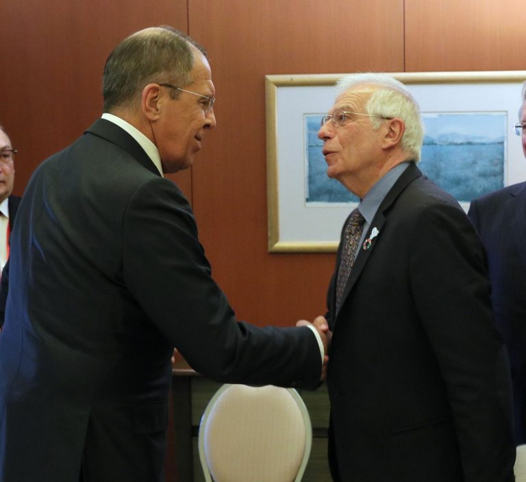 Vicenda Navalny, incontro tra il ministro degli Esteri russo Lavrov e Borell della Ue