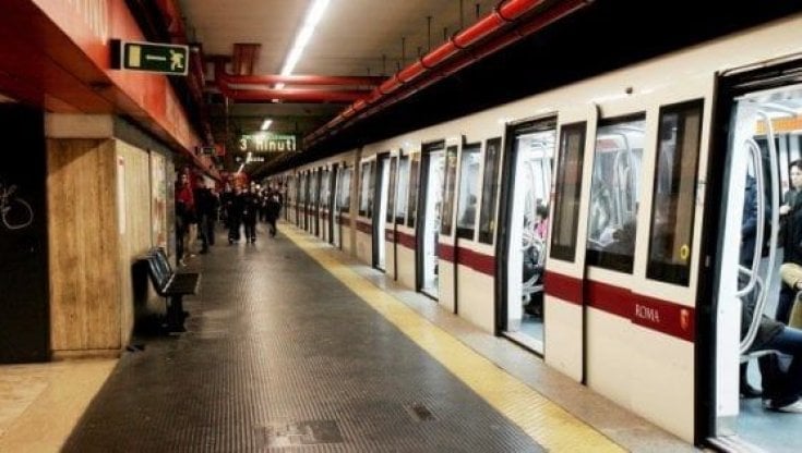 Stop momentaneo stamattina sulla metro A per un atto vandalico che ha creato un blackout