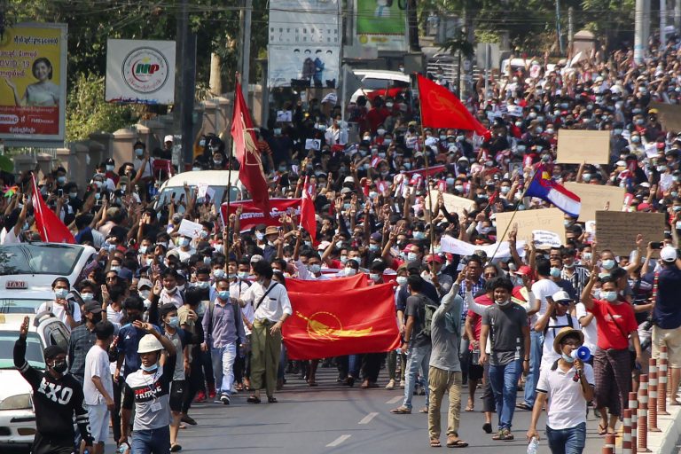 Birmania, proseguono le proteste in tutto il Paese contro il golpe e l’arresto di Aung San Suu Kyi: centinaia gli arresti