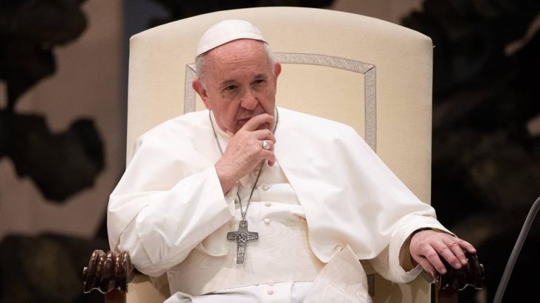 Vaticano, l’anatema di Papa Francesco: “Inaccettabile l’ipocrisia nella Chiesa”