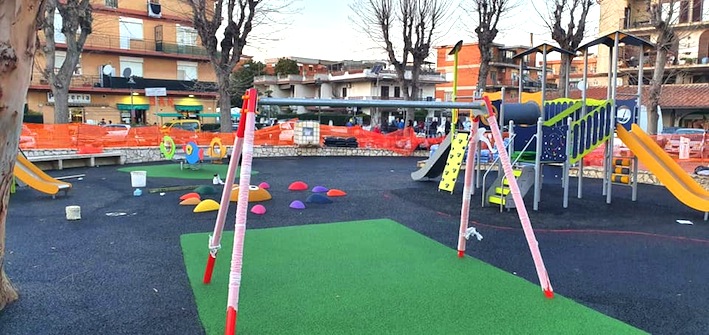 Ladispoli: ultimate le panchine di piazza Domitilla. Sabato l’inaugurazione della nuova area giochi