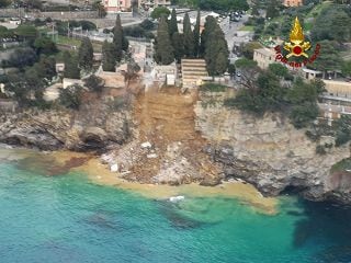 Camogli (Genova), frana sul cimitero: 200 bare finisco in mare