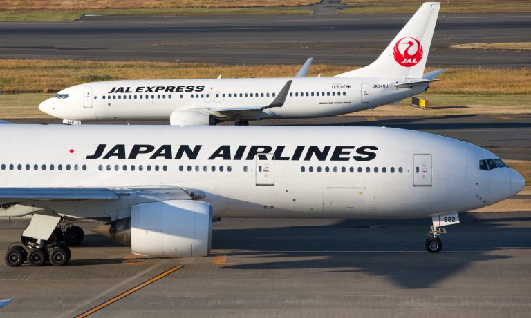 Coronavirus, la Japan Airlines rimborserà le cure mediche ai passeggeri che dovessero ammalarsi di Covid