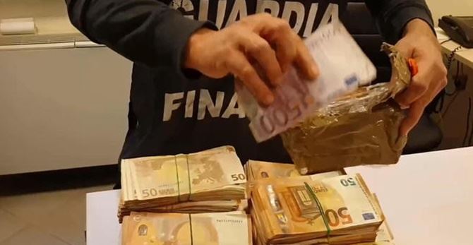 Locri (Reggio Calabria), aveva 200mila euro nascosti in macchina: denunciato un imprenditore