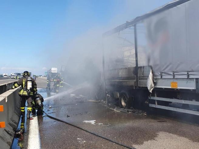 Lombardia: incidente stradale sulla A4 nel Bresciano: un mezzo pesante è stato distrutto dalle fiamme