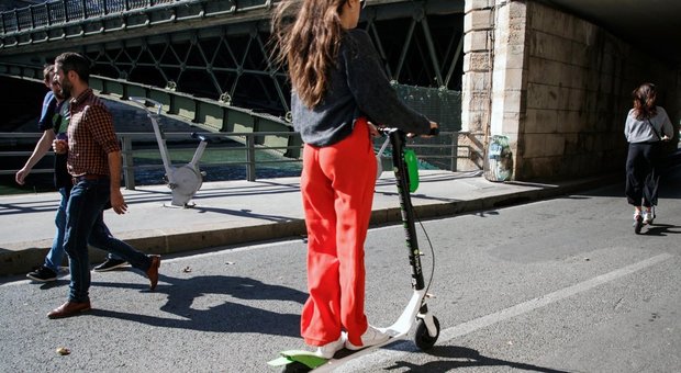 Genova, auto travolge e uccide una donna sul monopattino elettrico