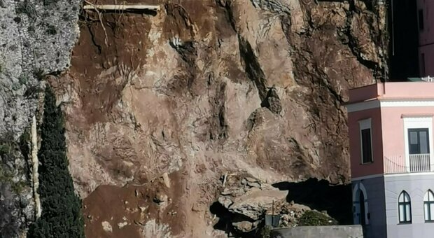 Amalfi, frana di grande dimensioni ha investito la statale locale
