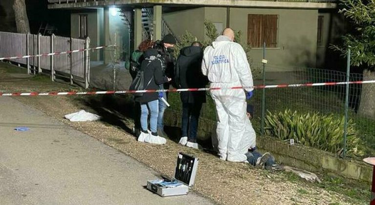 Rovigo, un giovane di 17 anni è in fuga dopo aver ferito a morte, con un machete, il padre al termine di un violento litigio, avvenuto in un piccolo campo rom
