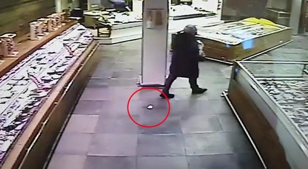 Napoli, un uomo ha perso un diamante da 50mila euro: proseguono le ricerche per restituirgli il prezioso