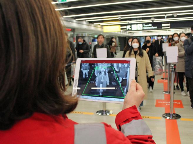 Inizia nel Regno Unito il nuovo piano anti Covid per gli arrivi da 33 Paesi considerati ad “alto rischio”