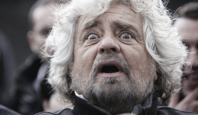 M5S, parla Beppe Grillo: “Proverà a ricucire lo strappo? Sì, no, non lo so, forse, può darsi, sì! Sceglietevi una risposta”