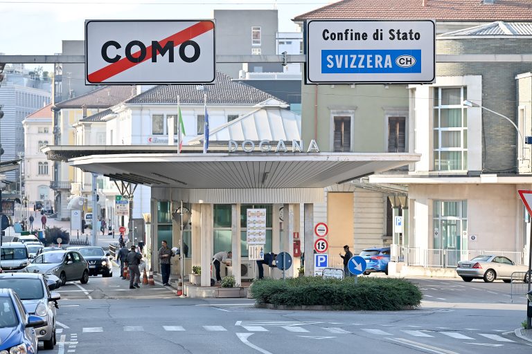 La Svizzera ‘contro’ il virologo Ricciardi che ha accusato il Paese di aver portato in Italia la “variante inglese” del Covid