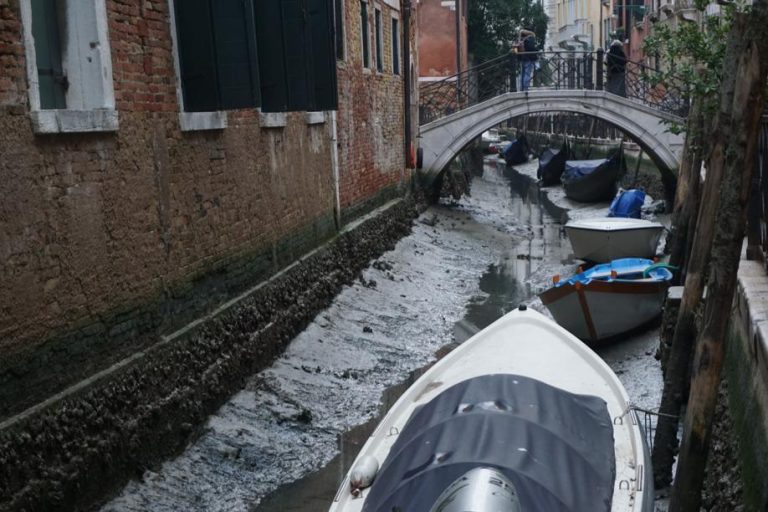 Venezia, acqua bassa nelle laguna: molti canali della città a secco