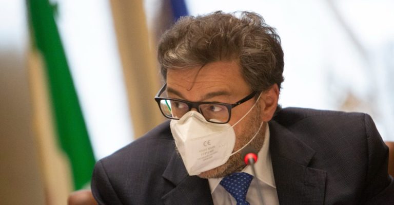 Il futuro dell’Alitalia, parla il ministro Giorgetti: “Abbiamo espresso la volontà di confermare un vettore nazionale del trasporto aereo”